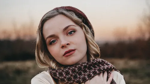 Zoom sur la chanteuse ardennaise Joan qui pourrait représenter la...